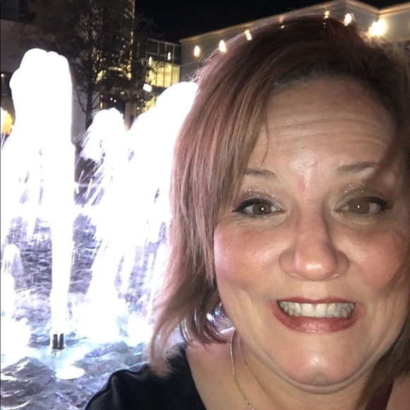 Meet your Posher, Julie - Picture 2 of 2